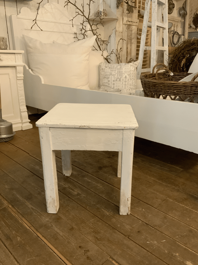 Die Kamille - ALTER HOCKER - KLEINER KÜCHENHOCKER - SHABBY