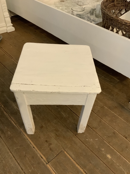 Die Kamille - ALTER HOCKER - KLEINER KÜCHENHOCKER - SHABBY